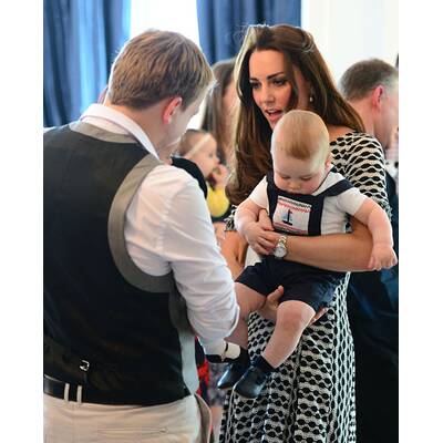 Herzogin Kate mit Baby George in Krabbelgruppe