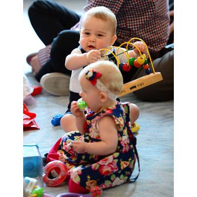 Herzogin Kate mit Baby George in Krabbelgruppe