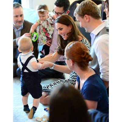 Herzogin Kate mit Baby George in Krabbelgruppe