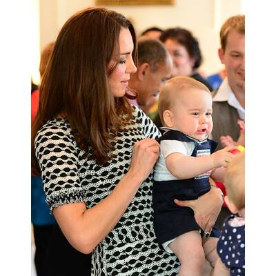 Herzogin Kate mit Baby George in Krabbelgruppe