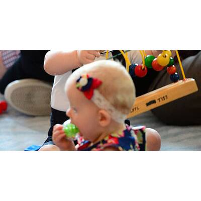 Herzogin Kate mit Baby George in Krabbelgruppe