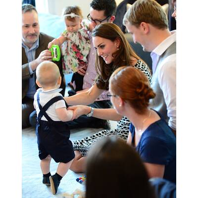 Herzogin Kate mit Baby George in Krabbelgruppe