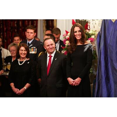 Herzogin Kate & Prinz William enthüllen Queen-Porträt