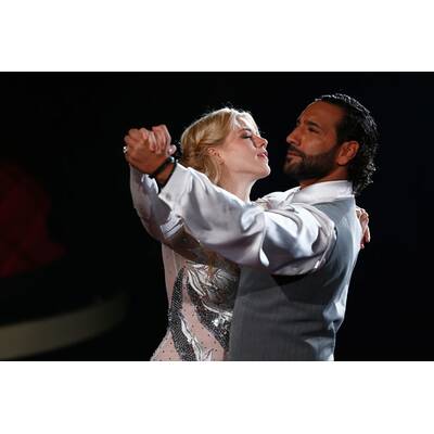 Larissa Marolt betört ihren Tanzpartner Massimo Sinato