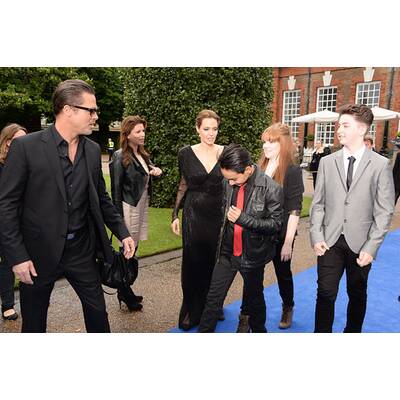 Angelina Jolie & Brad Pitt mit Sohn Maddox als Ehrengast