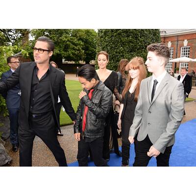 Angelina Jolie & Brad Pitt mit Sohn Maddox als Ehrengast