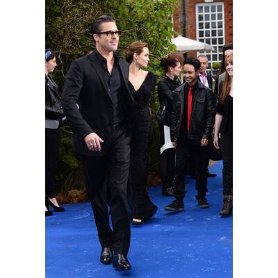 Angelina Jolie & Brad Pitt mit Sohn Maddox als Ehrengast