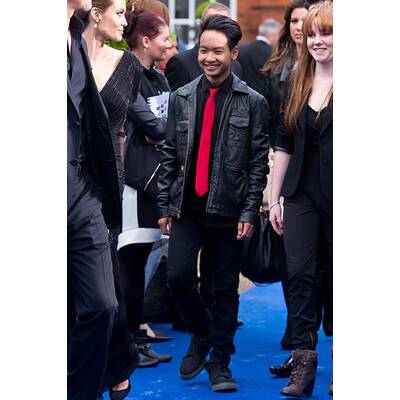 Angelina Jolie & Brad Pitt mit Sohn Maddox als Ehrengast