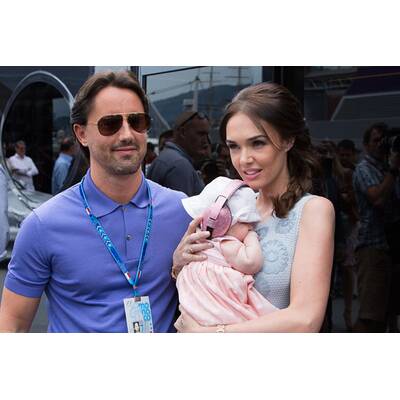 Tamara Ecclestone mit Tochter Sophia in der Boxengasse