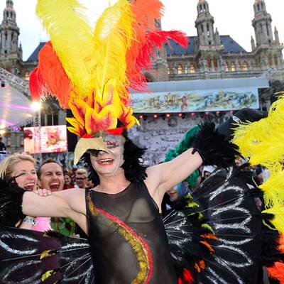 Stars und glamouröse Kostüme am Life Ball