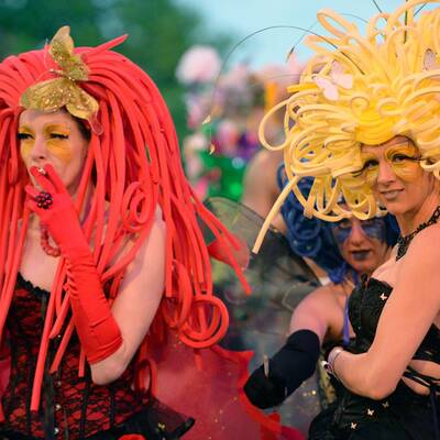 Stars und glamouröse Kostüme am Life Ball