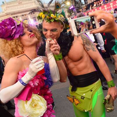 Stars und glamouröse Kostüme am Life Ball