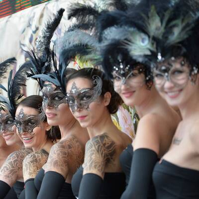 Stars und glamouröse Kostüme am Life Ball