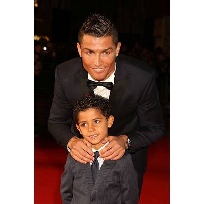 Cristiano Ronaldo knuddelt mit Sohn bei Premiere