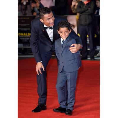 Cristiano Ronaldo knuddelt mit Sohn bei Premiere