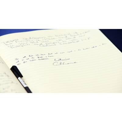 Herzogin Kate & Prinz William tragen sich ins Kondolenzbuch ein