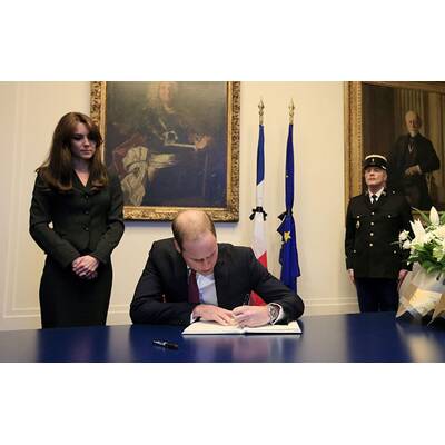 Herzogin Kate & Prinz William tragen sich ins Kondolenzbuch ein