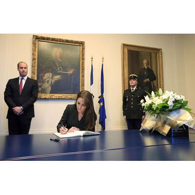 Herzogin Kate & Prinz William tragen sich ins Kondolenzbuch ein