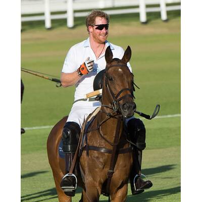 Prinz Harry fällt bei Polo Match vom Pferd