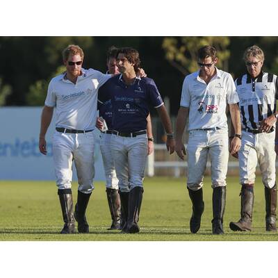 Prinz Harry fällt bei Polo Match vom Pferd