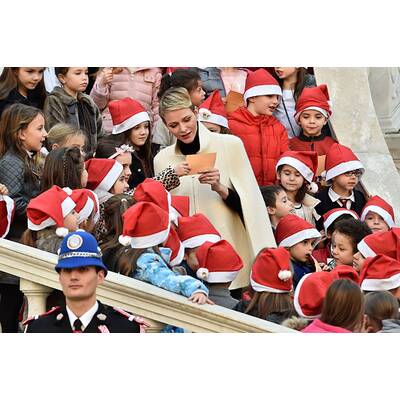 Albert & Charlène verteilen Geschenke