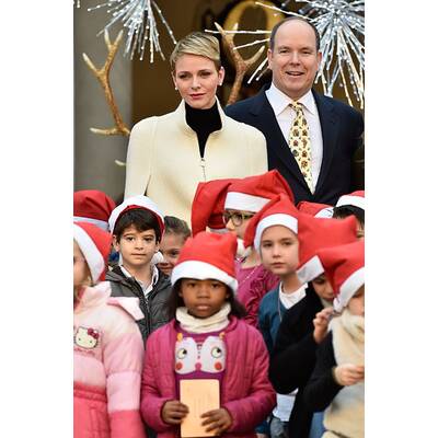 Albert & Charlène verteilen Geschenke