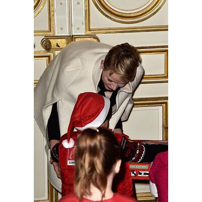 Albert & Charlène verteilen Geschenke