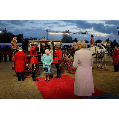 Die Queen feiert 90er mit den Stars