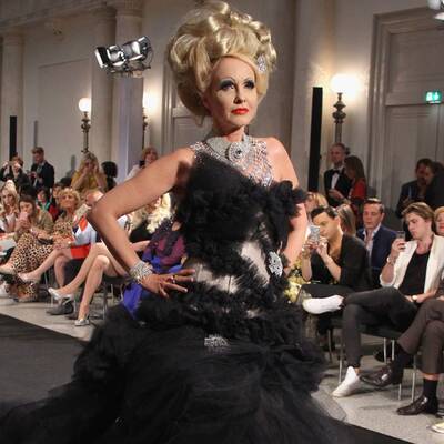 Cathy Lugner als Model für Harald Glööckler