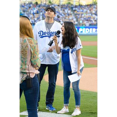 Mila Kunis & Ashton Kutcher strahlen bei Baseballmatch