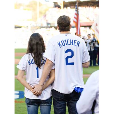 Mila Kunis & Ashton Kutcher strahlen bei Baseballmatch
