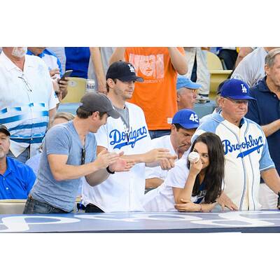 Mila Kunis & Ashton Kutcher strahlen bei Baseballmatch