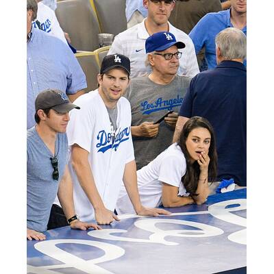 Mila Kunis & Ashton Kutcher strahlen bei Baseballmatch