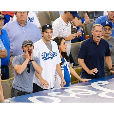 Mila Kunis & Ashton Kutcher strahlen bei Baseballmatch