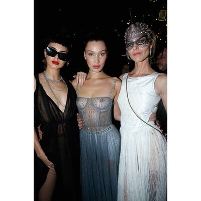 Bella Hadid fast nackt auf Party