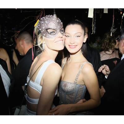 Bella Hadid fast nackt auf Party