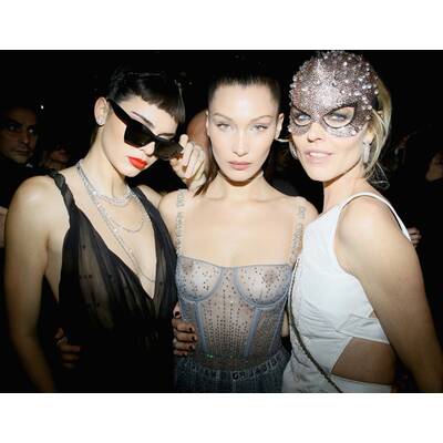 Bella Hadid fast nackt auf Party