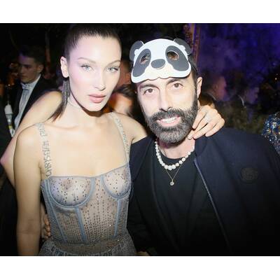 Bella Hadid fast nackt auf Party