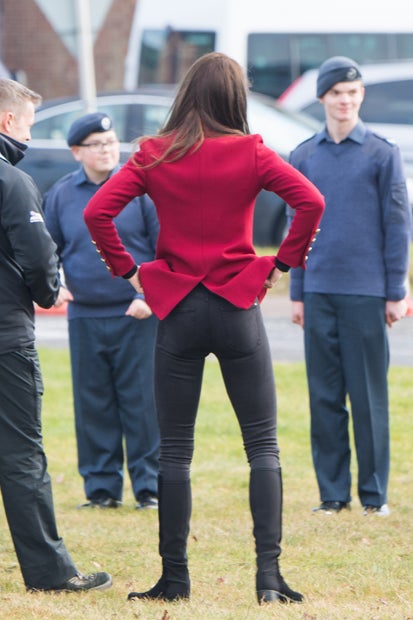 Herzogin Kate zeigt ihren Po