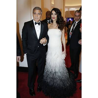 Amal Clooney zeigt ihren Babybauch
