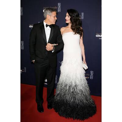 Amal Clooney zeigt ihren Babybauch