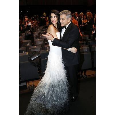 Amal Clooney zeigt ihren Babybauch