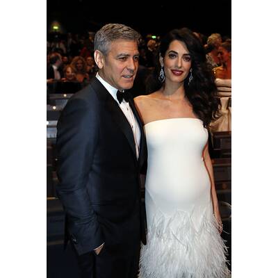 Amal Clooney zeigt ihren Babybauch