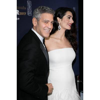 Amal Clooney zeigt ihren Babybauch