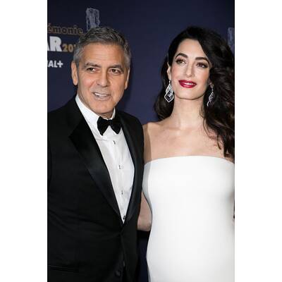 Amal Clooney zeigt ihren Babybauch