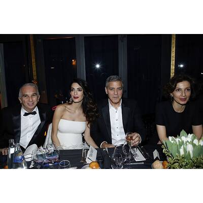 Amal Clooney zeigt ihren Babybauch