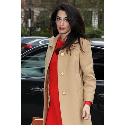 Amal Clooney: Fesche Mama in Rot