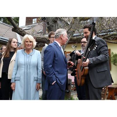 Charles und Camilla beim Heurigen