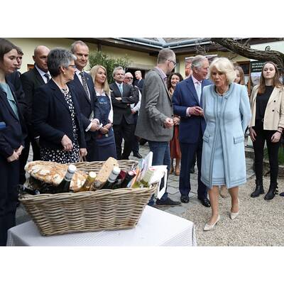 Charles und Camilla beim Heurigen