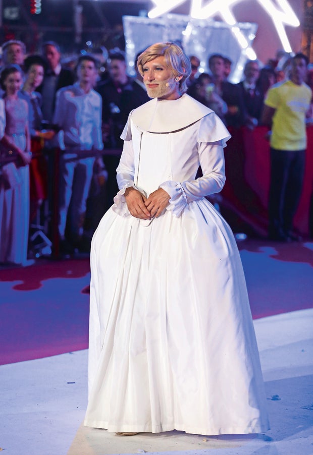 Conchita feiert wilde Oben-ohne-Party